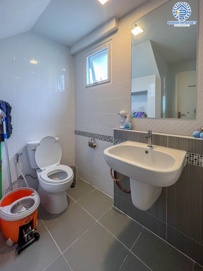 *****บ้านเดี่ยวมือสองย่านกรุงเทพฯ ม.มัณฑนาเลค วัชรพล จากแบรนด์แลนด์แอนด์เฮ้าส์ เนื้อที่กว้างขวาง 50.30 ตร.ว. ฟังก์ชัน 3 ห้องนอน 3 ห้องน้ำ ที่จอดรถ 2 คัน บ้านสวยพร้อมอยู่ บนทำเลแห่งการเดินทาง สภาพแวดล้อมเป็นเลิศ ใกล้รถไฟฟ้าสายสีเขียว "สถานีสายหยุด, สะพานใหม่" และทางด่วน "ฉลองรัช"